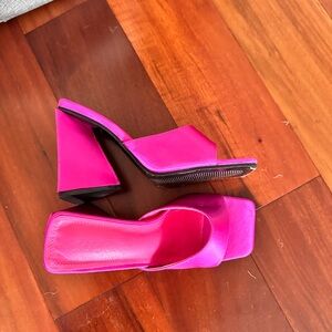 Pink satin triangle chunky heel sandal attico Devon style